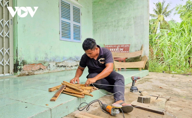 Ly Minh Tam est en train de fabriquer des instruments de musique de l'orchestre pentatonique traditionnel khmer. Photo : VOV vh1.jpg