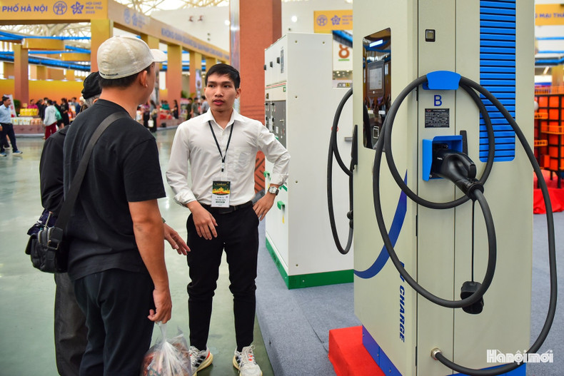 Les visiteurs écoutent attentivement les explications des techniciens sur le fonctionnement et les avantages des bornes de recharge pour voitures électriques. 12.jpg