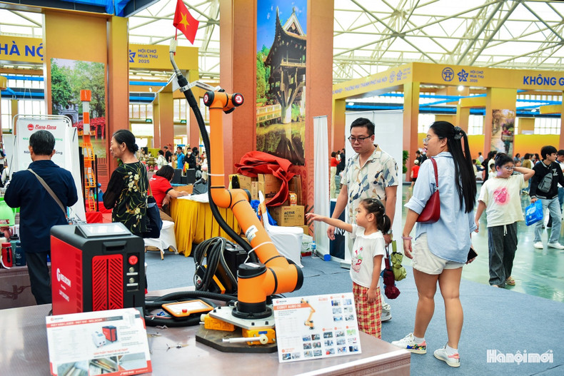 Pour beaucoup de visiteurs, c’est la première rencontre avec un robot à bras articulé : la curiosité se mêle à la fascination devant cette prouesse d’automatisation. 5.jpg