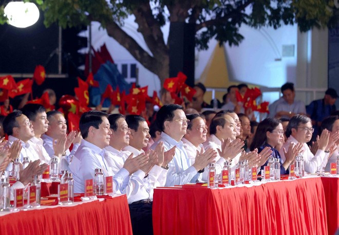 Le président Luong Cuong assiste au programme à Hanoï. Photo : VNA. vn.jpg