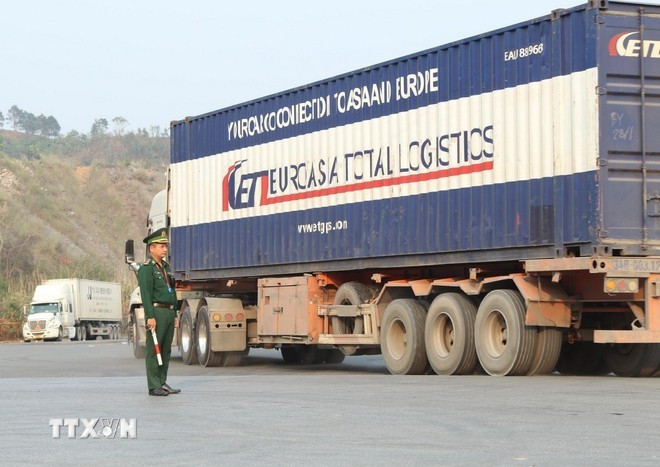 Les forces du poste-frontière international de Huu Nghi (Lang Son) contrôlent et régulent les véhicules. Photo : VNA. cua-khau.jpg