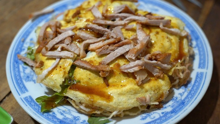 Une pizza de nouilles « hủ tiếu » unique du village artisanal de Cai Rang. cc.jpg