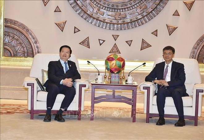 Le vice-Premier ministre Mai Van Chinh (gauche) et Chen Gang, secrétaire du Comité du Parti de la région autonome Zhuang du Guangxi. Photo: VNA choang.jpg