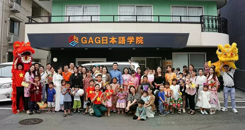 Nguyen Duy Anh (au centre) avec la communauté vietnamienne de Fukuoka, au Japon. Photo : baoquocte.vn ds.jpg