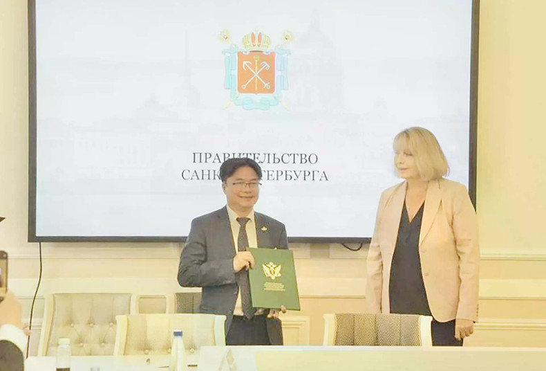 Duong Chi Kien, président de l’Association des Vietnamiens de Saint-Pétersbourg, au nom de la communauté vietnamienne, reçoit le certificat d’enregistrement national d’organisation socioculturelle à but non lucratif des mains des autorités municipales. Photo : baoquocte.vn 2.jpg