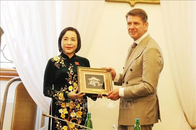 La vice-présidente de l’Assemblée nationale du Vietnam, Nguyên Thi Thanh remet un cadeau de souvenir au vice-président de la Chambre des députés du Parlement tchèque, Jan Skopeček. Photo : Senat.cz 2.jpg