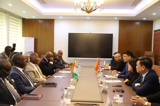 Lors d’une séance de travail entre le vice-président de l’Assemblée nationale du Vietnam, Vu Hông Thanh, et le ministre des Affaires étrangères, de l’Intégration africaine et des Ivoiriens de l’étranger, Kacou Houadja Léon Adom. Photo : VNA. vht.jpg