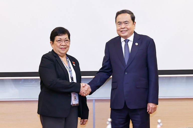 Le président de l’Assemblée nationale (AN) du Vietnam, Trân Thanh Mân, et la présidente du Parlement national du Timor-Leste, Maria Fernanda Lay (gauche). Photo : VNA. 2.jpg