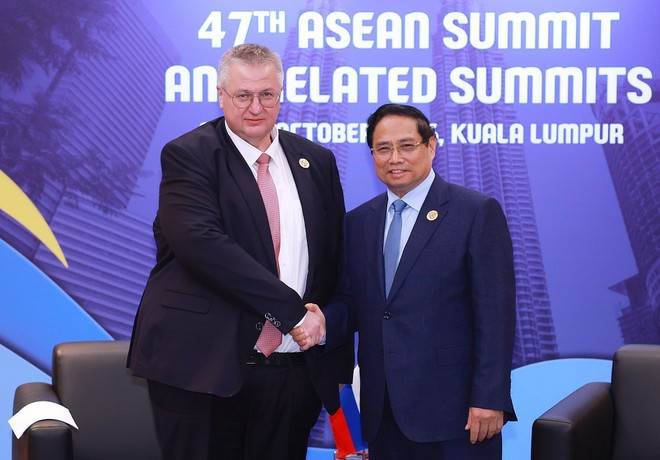 Le Premier ministre Pham Minh Chinh (droite) et le vice-Premier ministre russe Alexeï Overchuk. Photo: VNA russie.jpg