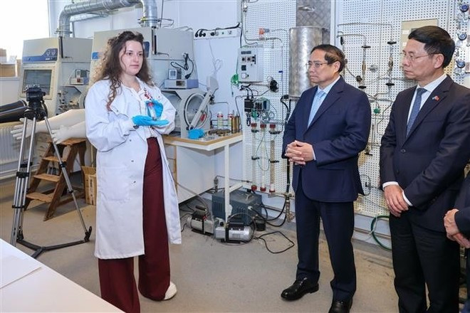 Le Premier ministre Pham Minh Chinh se rend à la division des sciences et de l'ingénierie nucléaires (NSE) du département de physique de l'Institut royal de technologie (KTH) de Suède. Photo : VNA. chinh.jpg
