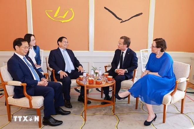 Le Premier ministre Pham Minh Chinh (deuxième à gauche) rencontre son homologue suédois Ulf Kristersson (deuxième à droite). Photo : VNA. chinh-3-3243.jpg