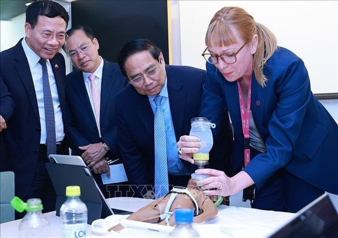 Le Premier ministre Pham Minh Chinh observe la pratique des soins d'urgence aux prématurés grâce aux procédures et à la technologie de l'Institut Karolinska. Photo : VNA. chinh-3.jpg