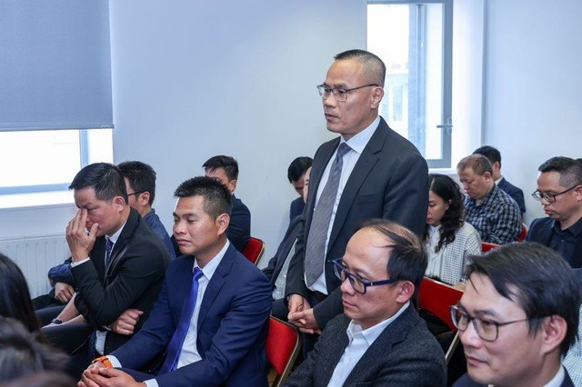 Le Premier ministre Pham Minh Chinh rencontre à Paris des représentants d'experts et d'intellectuels vietnamiens en France. Photo : VNA. vk2.jpg
