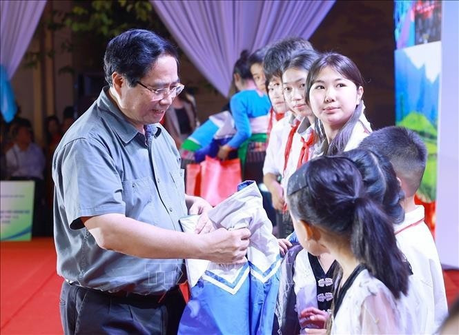 Le Premier ministre Pham Minh Chinh offre des cadeaux à des enfants de Bat Mot. Photo : VNA thu-tuong-truong-hoc1.jpg