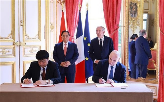 Signature d’un mémorandum entre l’Académie vietnamienne des sciences et technologies et le Commissariat français à l’énergie atomique et aux énergies alternatives. Photo : VNA. ki.jpg