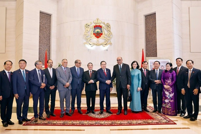 Le président de l’Assemblée nationale, Trân Thanh Mân (au centre), et le président de la Chambre des conseillers marocaine, Mohamed Ould Errachid (7e à droite), avec les délégués lors de leur réunion. Photo : VNA an2.jpg