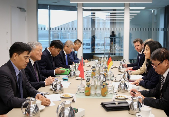 Le vice-Premier ministre permanent Nguyên Hoa Binh travaille avec la ministre fédérale de l’Économie et de l’Énergie, Katherina Reiche. Photo : VNA binh.jpg