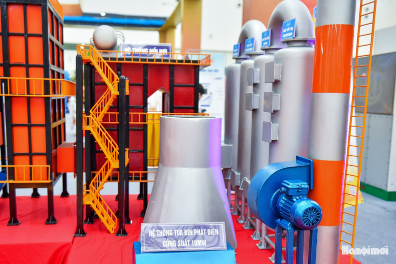 Un système de turbines d’une puissance de 10 mégawatts, destiné aux centrales électriques issues de la valorisation des déchets, est également présenté. 11.jpg