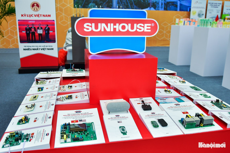 Les circuits électroniques exposés sur un stand illustrent les capacités nationales en matière de recherche et de production. 8.jpg