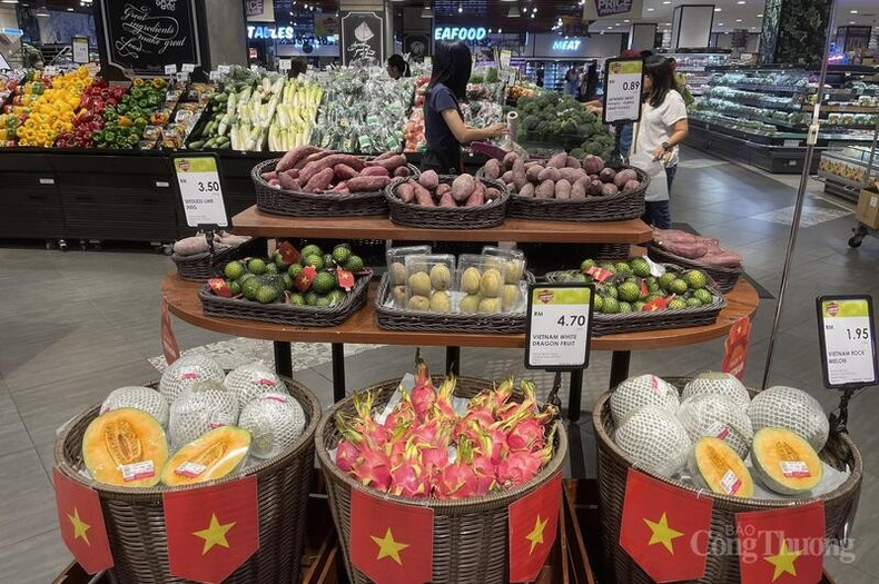 Des produits vietnamiens sont vendus dans un supermarché malaisien. Photo: congthuong.vn hh.jpg