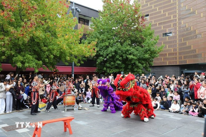 Des Vietnamiens du Royaume-Uni célèbrent la fête de la Mi-Automne. Photo : VNA. sv1.jpg