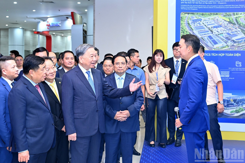 Tout au long de la visite, le secrétaire général To Lam et le Premier ministre Pham Minh Chinh se sont arrêtés à de nombreux stands afin de découvrir les initiatives et réalisations marquantes de l’écosystème de l’innovation au Vietnam. tbt6.jpg