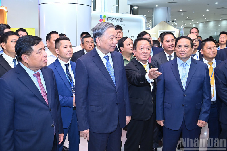Do Quang Hien, président du groupe T&T, leur a notamment présenté les avancées en matière de transformation numérique appliquée aux services logistiques. tbt5.jpg