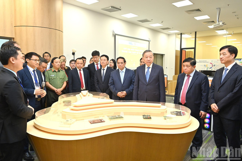 Le secrétaire général (SG) du Parti communiste du vietnam (PCV) To Lam et le Premier ministre Pham Minh Chinh se sont rendus sur différents stands présentant des projets innovants. tbt2.jpg