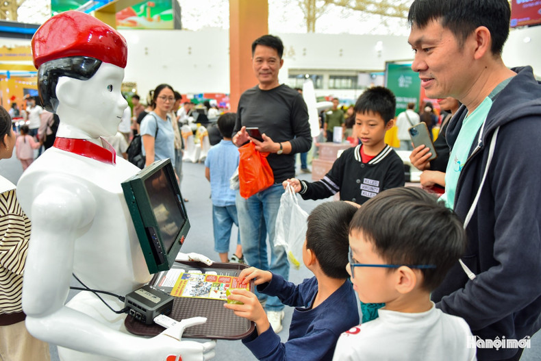 Les enfants découvrent avec enthousiasme le robot STEM, un outil pédagogique qui leur permet d’aborder les sciences et les technologies de manière concrète et ludique. 3.jpg