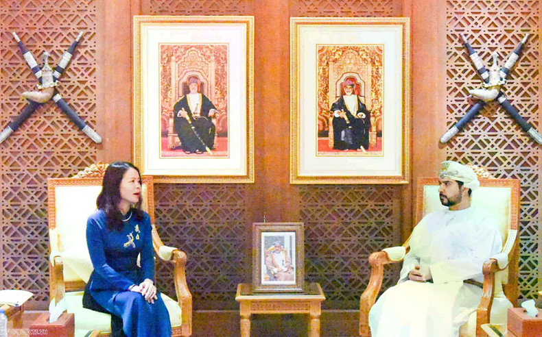 La vice-ministre vietnamienne des Affaires étrangères Nguyen Minh Hang et le ministre du Commerce, de l’Industrie et de la Promotion de l’investissement, Qais Mohammed Al Yousef. Photo : baoquocte.vn 2.jpg