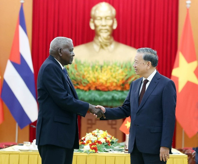 Le secrétaire générale du Parti Tô Lâm (droite) reçoit le président de l'Assemblée nationale de Cuba Esteban Lazo Hernández. Photo: VNA to-lam.jpg