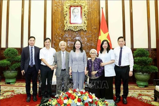 La vice-présidente de la République, Vo Thi Anh Xuan, et les délégués lors de la rencontre. Photo: VNA xuan1.jpg
