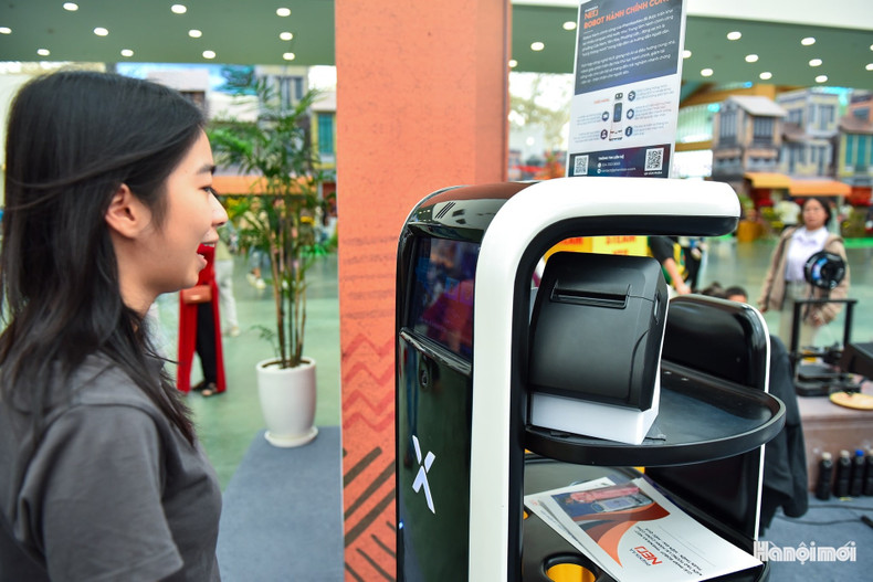 Le robot de service public séduit les participants par sa capacité à fournir des informations et à guider dans les démarches administratives. 2.jpg