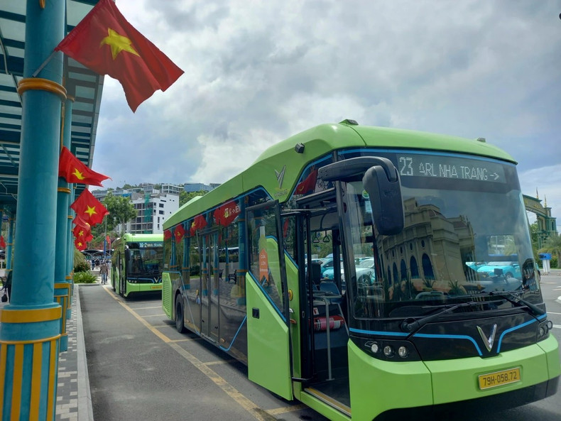 Le service de transport public par voiture électrique se développe dans la province de Khanh Hoa. Photo : VOV dl.jpg