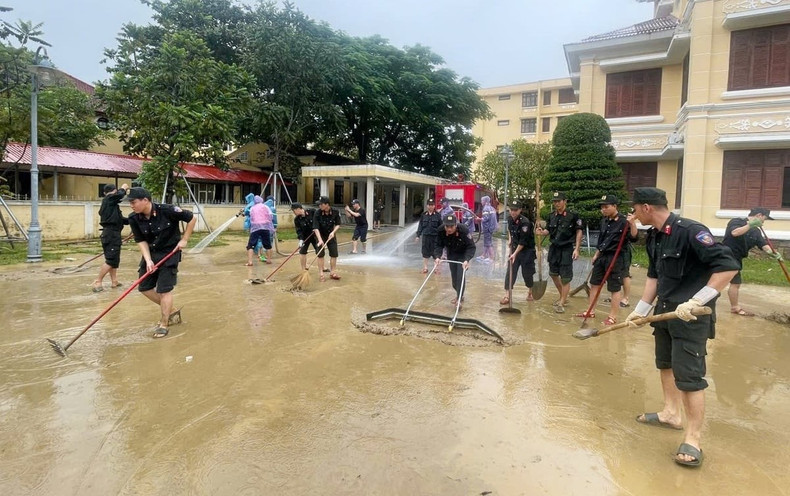 La police et l'armée de Huê participent aux opérations de nettoyage. hue3.jpg