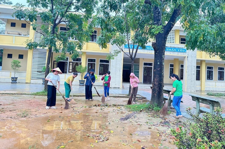 Dans la commune de Loc An, les enseignants d'une école procèdent à un grand nettoyage après les inondations. hue4.jpg