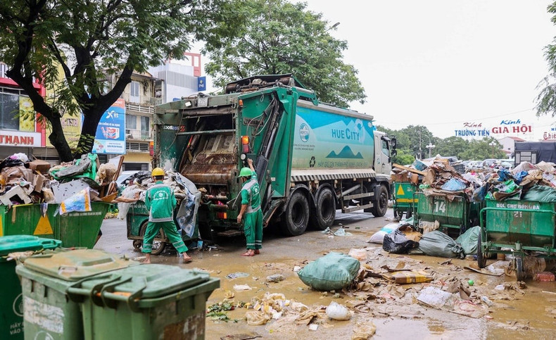 La société par actions HEPCO a déployé des centaines d'employés et de véhicules pour ramasser les ordures et la boue. hue2.jpg