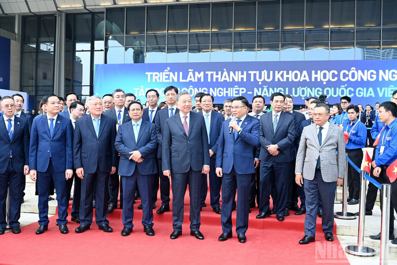Le secrétaire général To Lam, le Premier ministre Pham Minh Chinh et les délégués visitent l'exposition des réalisations scientifiques et technologiques du Petrovietnam. Photo: NDEL tbt1.jpg