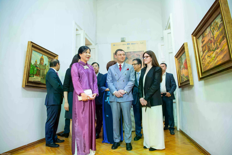 Ngo Phuong Ly devant les œuvres exposées de feu l’artiste du peuple Ngo Manh Lan - son père - et du professeur Ivan Petrovich Ivanov-Vano, qui l’a guidé lors de ses études à l’Institut national de la cinématographie Gerasimov. Photo : baoquocte.vn tl2.jpg