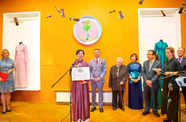 Ngo Phuong Ly émue lors de la remise de la médaille d’or « Dostoinomu » par la direction de l’Académie russe des beaux-arts. Photo : baoquocte.vn tl3.jpg
