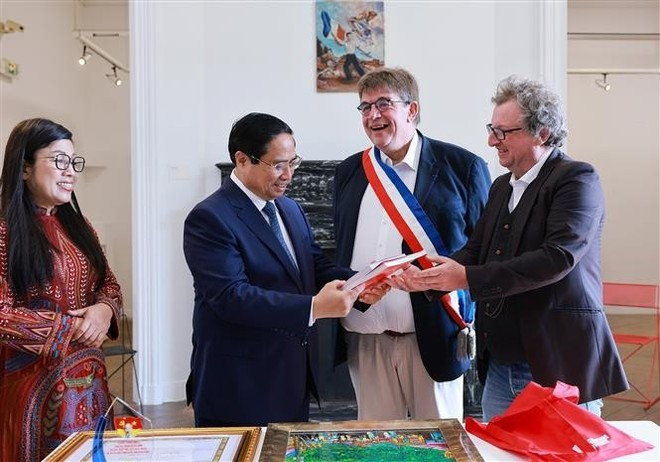 Le Premier ministre Pham Minh Chinh (deuxième à gauche) visite l’Espace Ho Chi Minh, situé au sein du Musée de l’Histoire vivante de Montreuil, le 11 juin 2025. Photo : VNA. pham-minh-chinh-livre.jpg