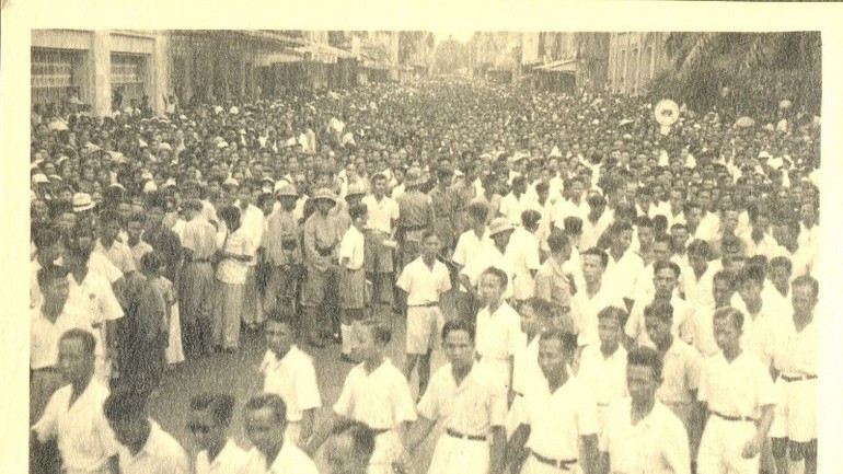 Le 17 août 1945, le rassemblement organisé par l’Association générale des fonctionnaires en soutien au gouvernement Tran Trong Kim se transforma en une démonstration de force du Viet Minh, marquant le début de l’insurrection. Photo d’archives : VNA 3.jpg