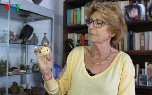 Elisabeth Helfer Aubrac avec la petite sphère offerte par Hô Chi Minh pour son anniversaire. Photo : VOV. b.jpg