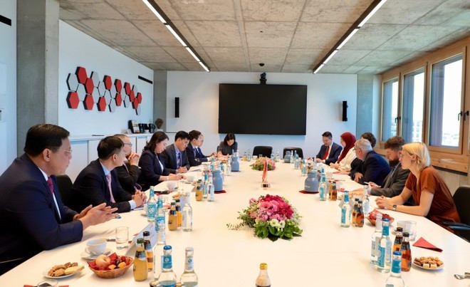 La vice-présidente du Vietnam, Vo Thi Anh Xuan, rencontre la délégation du présidium de la Fondation Rosa-Luxemburg-Stiftung (RLS). Photo: VNA duc-1.jpg