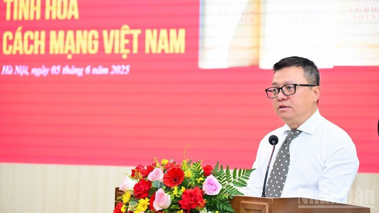 Le rédacteur en chef du journal Nhân Dân, Le Quoc Minh, prend la parole lors de la cérémonie. Photo : NDEL. tinhhoacm3.jpg