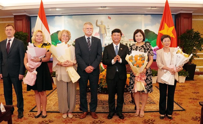 Le secrétaire adjoint du Comité municipal du Parti et président du Conseil populaire de Hô Chi Minh-Ville, Vo Van Minh (droite) et le président de l’Assemblée nationale de Hongrie, Kover Laszlo, en visite officielle au Vietnam. Photo : VNA hug2.jpg