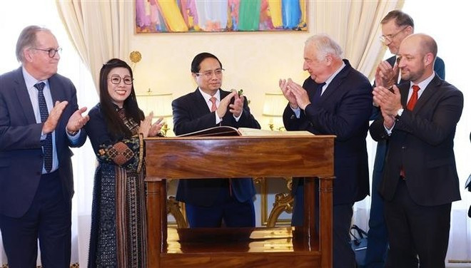 Le Premier ministre Pham Minh Chinh rencontre le 10 juin (heure locale) à Paris, le président du Sénat français, Gérard Larcher, dans le cadre de ses activités bilatérales en France. Photo : VNA. tv-phap-2.jpg