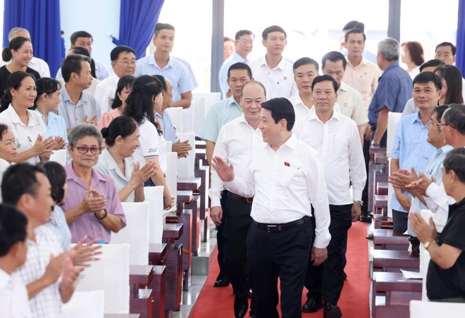 Le président Luong Cuong avec les électeurs de Hô Chi Minh-Ville, le le 1er octobre. Photo : VNA cuong.jpg