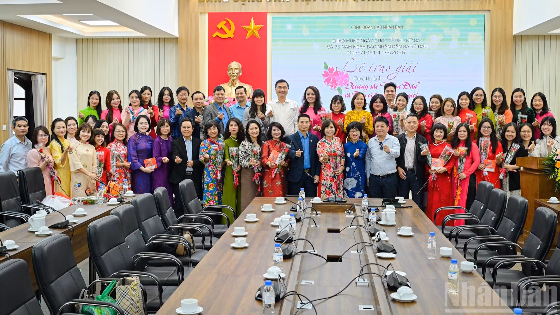 Les dirigeants du Syndicat des Sciences et Technologies du Vietnam et les dirigeants du journal Nhân Dân prennent une photo souvenir avec les membres féminins du syndicat du journal Nhân Dân.