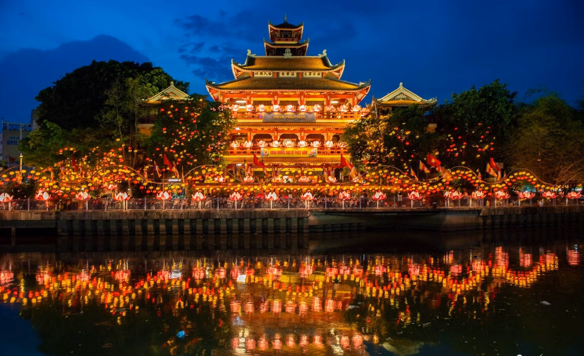 La pagode Phap Hoa dans le quartier de Nhieu Loc, à Ho Chi Minh-Ville brille de mille feux avec des milliers de lanternes, de drapeaux et de motifs de lotus décorant l’ensemble de l’enceinte ainsi que les rives du canal de Nhieu Loc. Photo : vietnamnet.vn